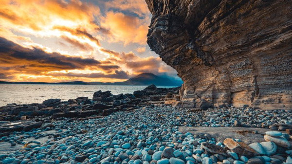 Elgol dinosaur fossil found in 1973 finally extracted from base of cliff on Isle of Skye Elgol dinosaur fossil found in 1973 finally extracted from base of cliff on Isle of Skye