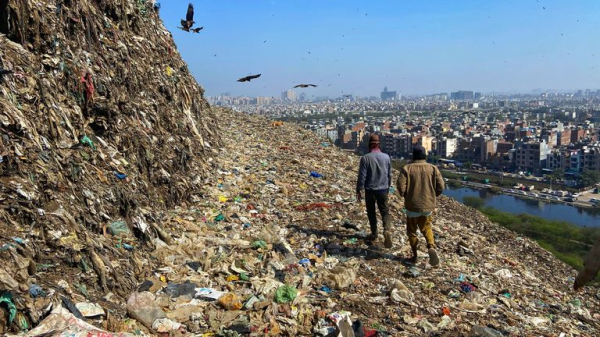 Ghazipur landfill: The 70-acre 'garbage mountain of Delhi' - where nearby residents are being 'slowly poisoned' Ghazipur landfill: The 70-acre 'garbage mountain of Delhi' - where nearby residents are being 'slowly poisoned'