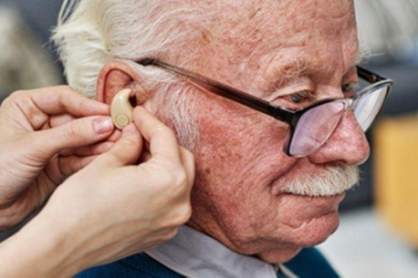 New study reaffirms strong link between hearing loss, dementia in seniors New study reaffirms strong link between hearing loss, dementia in seniors