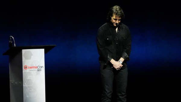 Tom Cruise leads moment of silence in tribute to 'dear friend' Val Kilmer Tom Cruise leads moment of silence in tribute to 'dear friend' Val Kilmer