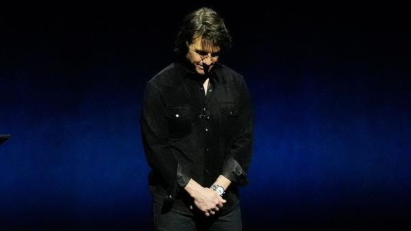 Tom Cruise leads moment of silence in tribute to 'dear friend' Val Kilmer Tom Cruise leads moment of silence in tribute to 'dear friend' Val Kilmer