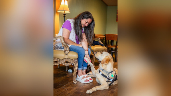 Blind mother of 5 graduates from college with honors alongside her guide dog Blind mother of 5 graduates from college with honors alongside her guide dog