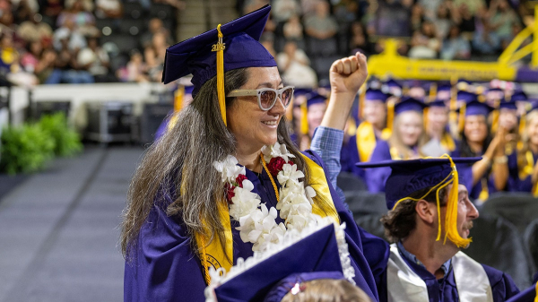 Blind mother of 5 graduates from college with honors alongside her guide dog Blind mother of 5 graduates from college with honors alongside her guide dog