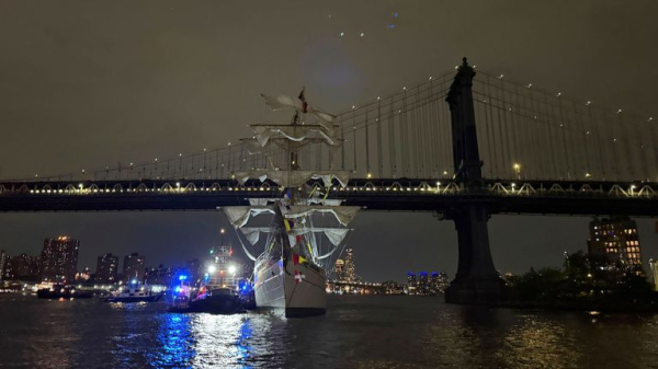Mexican navy training ship hits New York's Brooklyn Bridge - as mayor says at least 19 injured