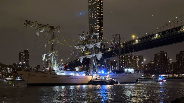 Mexican navy training ship hits New York's Brooklyn Bridge - as mayor says at least 19 injured