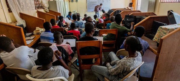 Desks become beds as Haitian school shelters people displaced by violence
 Desks become beds as Haitian school shelters people displaced by violence