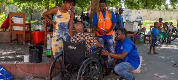 Desks become beds as Haitian school shelters people displaced by violence
 Desks become beds as Haitian school shelters people displaced by violence