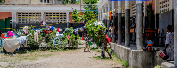 Desks become beds as Haitian school shelters people displaced by violence
 Desks become beds as Haitian school shelters people displaced by violence
