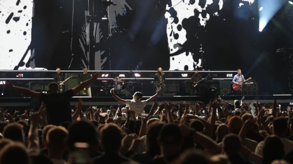 Gallagher brothers share a high-five and hug as Oasis reunite on stage after 16 years Gallagher brothers share a high-five and hug as Oasis reunite on stage after 16 years