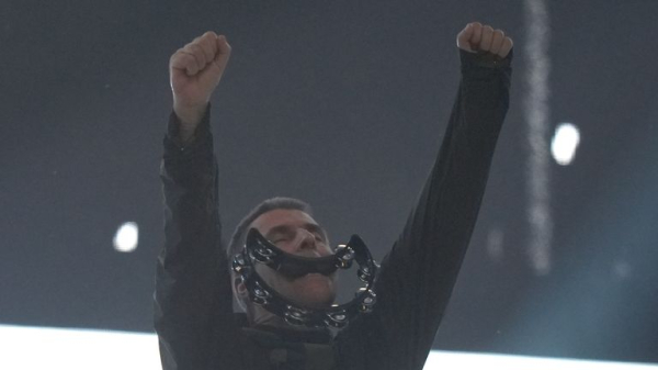 Gallagher brothers share a high-five and hug as Oasis reunite on stage after 16 years Gallagher brothers share a high-five and hug as Oasis reunite on stage after 16 years