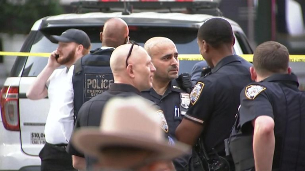 Gunman kills four including police officer at New York skyscraper - as suspect named Gunman kills four including police officer at New York skyscraper - as suspect named