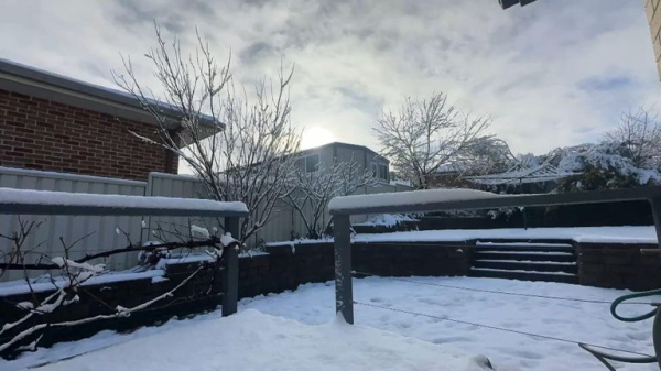 'Unusual' snow, rain and thunderstorms sweep across eastern Australia 