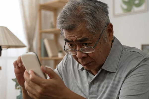 Eye drops could offer an alternative to reading glasses for seniors Eye drops could offer an alternative to reading glasses for seniors